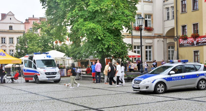 Jelenia Góra : Mobilny punkt szczepień ze wsparciem policji