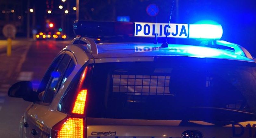 Jeleniogórscy policjanci zatrzymali kobietę podejrzaną o kradzieże alkoholu.