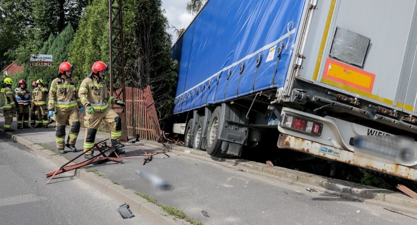 Jelenia Góra. Ciężarówka przebiła bariery i wjechała na prywatną posesję.