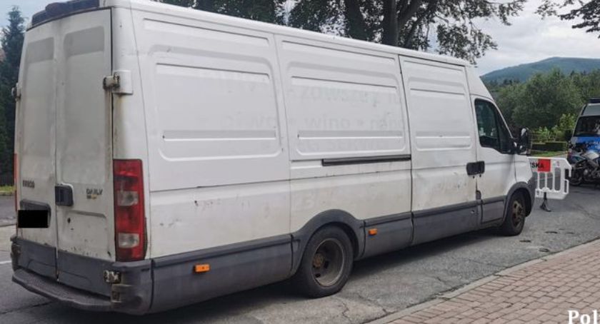 Policjanci zatrzymali kierującego przeładowanym o blisko 5 ton, niesprawnym technicznie pojazdem. 
