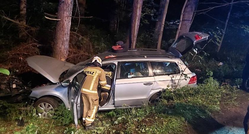 Auto uderzyło w drzewo. Siła uderzenia wyrwała silnik.