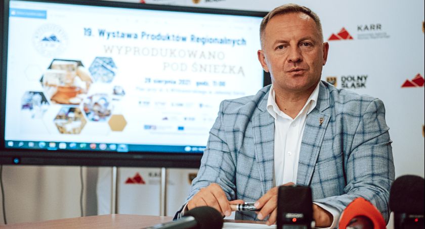 Wyprodukowano pod Śnieżką z rowerzystami i korowodem czarownic