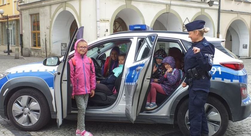 Bezpieczne Wakacje na Placu Ratuszowym w Jeleniej Górze