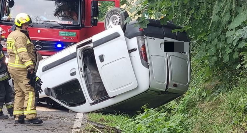Auto po dachowaniu porzucone na drodze z Karpacza do Kowar