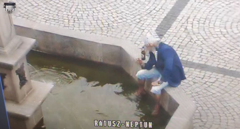 Jelenia Góra : Pił alkohol i kąpał się w fontannie Neptuna