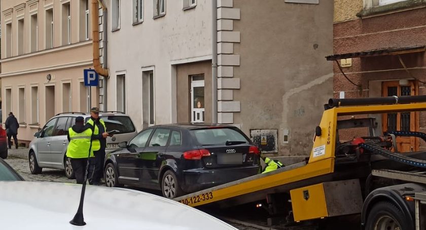 Tak się nie parkuje! Audi odholowane na koszt właściciela