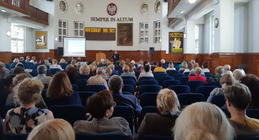 Komendant zachęcał by absolwenci szkół średnich wstąpili do policji