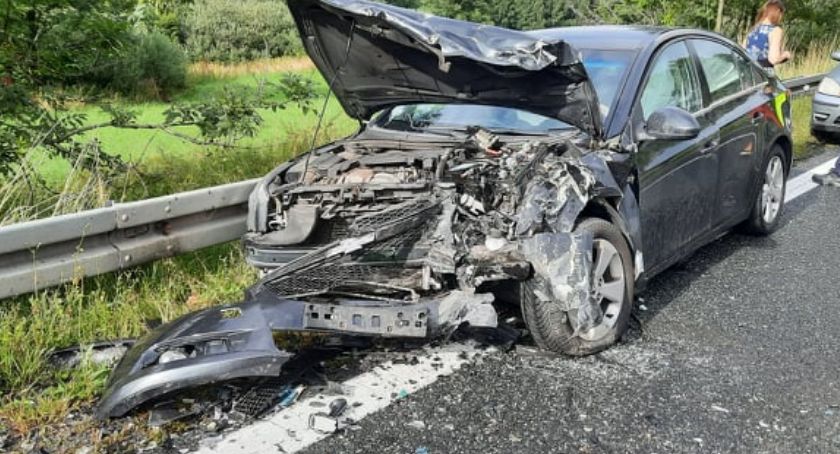 Wypadek na dk 3 pomiędzy Kaczorowem i Mysłowem. Cztery osoby trafiły do szpitala.