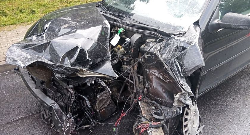 Wpadł w poślizg. Skasował VW Golfa
