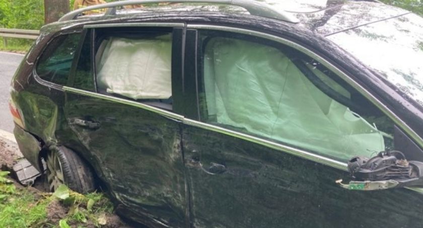 Wpadł w poślizg na plamie oleju i uderzył w drzewo