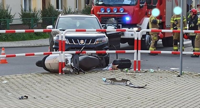 Zderzenie skutera z autem osobowym. Jedna osoba poszkodowana.