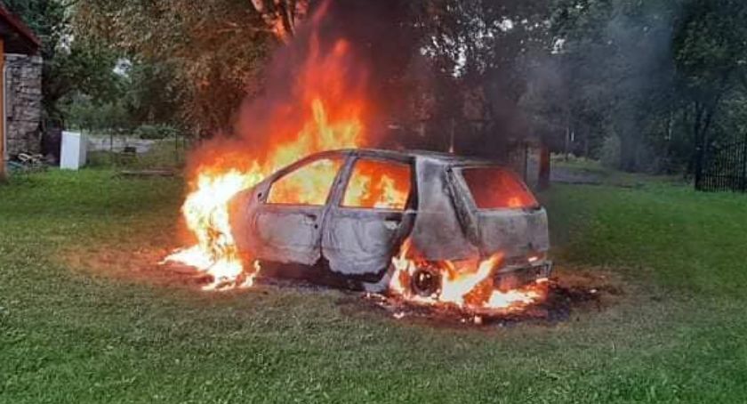 W Pobiednej ktoś podpalił samochód