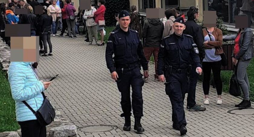 Jeleniogórscy policjanci pod szkołami w ramach Bezpiecznej drogi do szkoły.