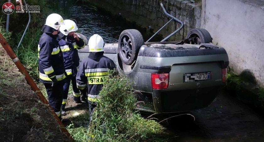 Olszyna. Dachował Passatem i wpadł do Olszówki 