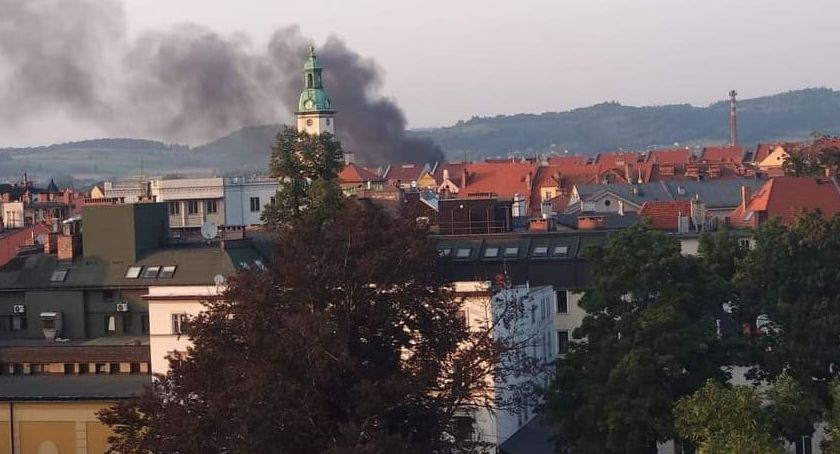 Czarny dym nad miastem. Paliły się odpady budowlane w rejonie ulicy Grunwaldzkiej.