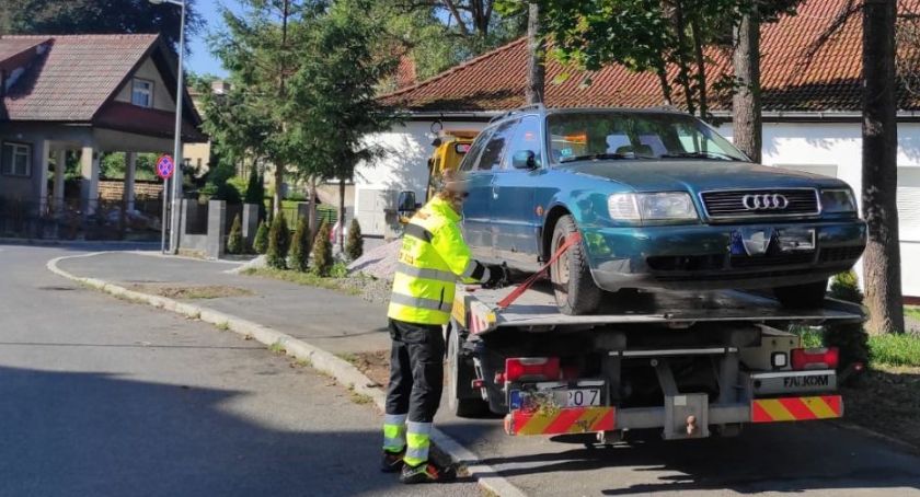 Kolejne wraki zniknęły z ulic Jeleniej Góry