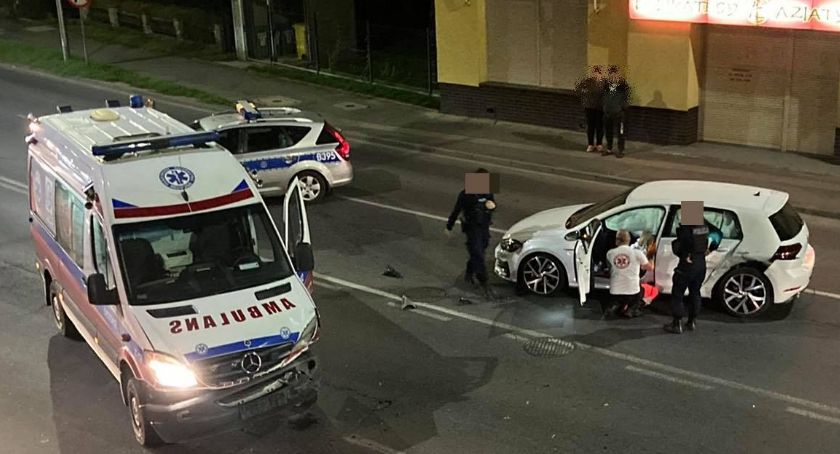 Zderzenie volkswagena z karetką pogotowia pod Małą Pocztą