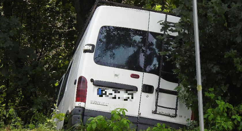 W busie puściły hamulce. Auto uderzyło w drzewo.