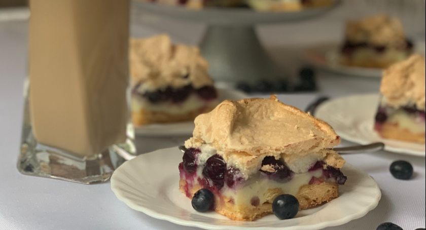 Maja poleca - Tarta z borówkami, budyniem i bezą