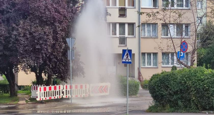 Gejzer na ulicy Sudeckiej. Słup wody sięgał kilku metrów.