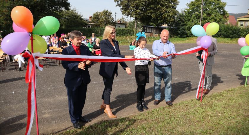 Nowy plac zabaw przy Szkole Podstawowej nr 2 w Piechowicach.