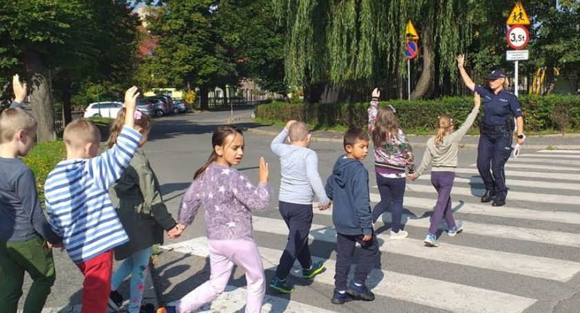 Odblaski i praktyczne ćwiczenia na drodze z pierwszakami w Kowarach.