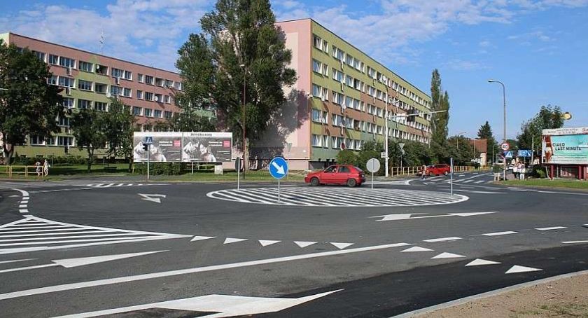 W okolicach ronda tworzą się korki. Kierowcy są sfrustrowani...