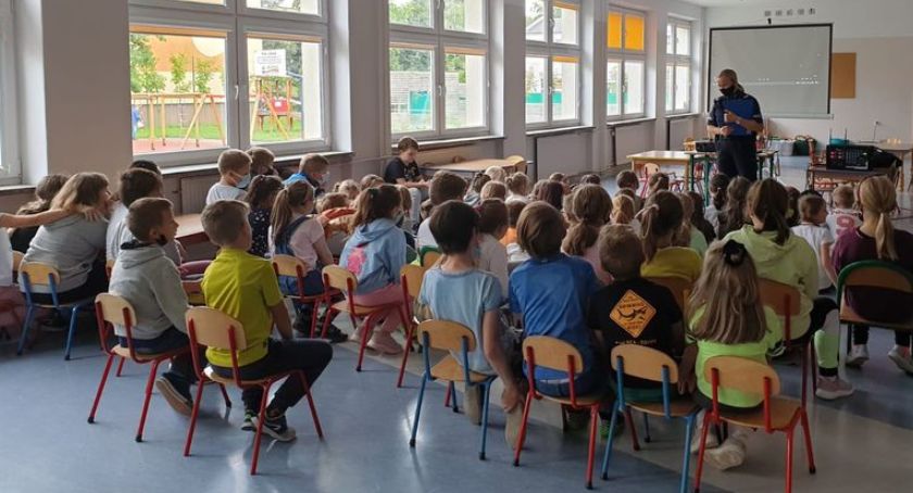 O bezpieczeństwie w ruchu drogowym, odblaskach i zagrożeniach rozmawiała policjantka z uczniami klas III.