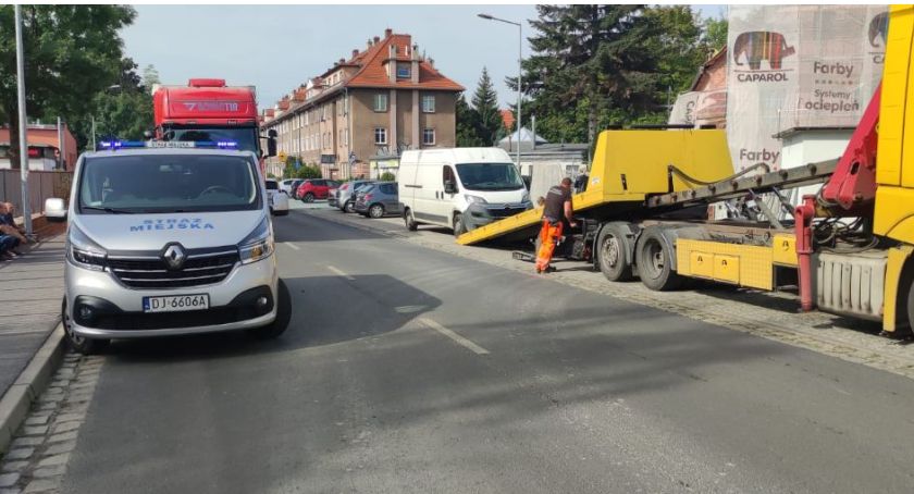 Jelenia Góra : Auta kolejnych mistrzów parkowania odholowane