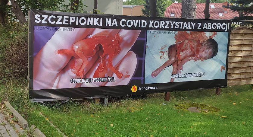 Bulwersujący plakat przy ul. Cieplickiej. Mieszkańcy są oburzeni