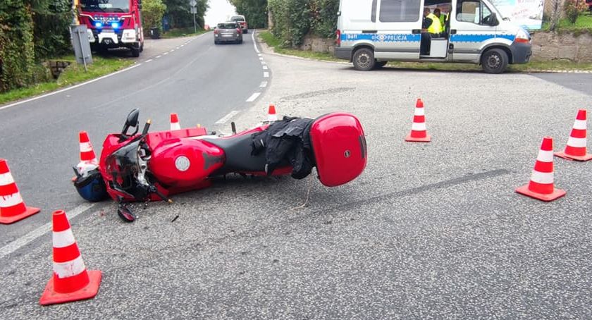 Zderzenie motocyklisty z autem osobowym w Jeżowie Sudeckim