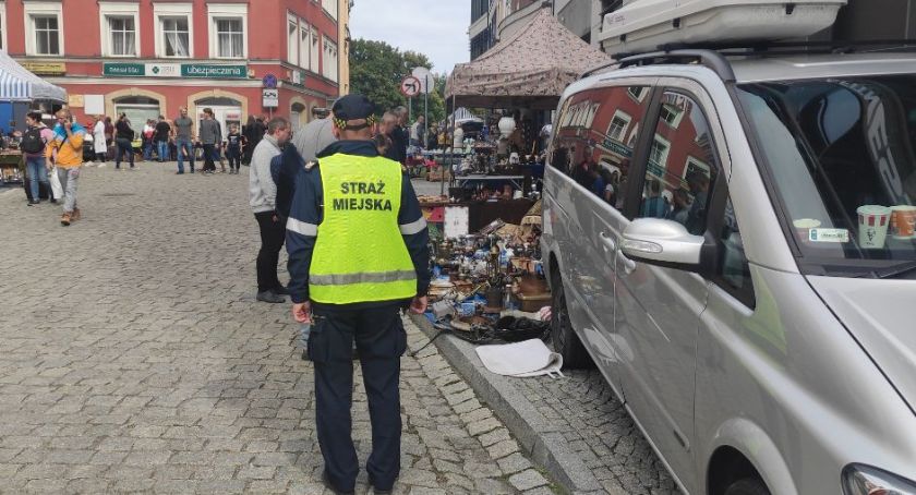 40-latek rozbił sobie głowę podczas Jarmarku Staroci. Pomogli mu strażnicy.