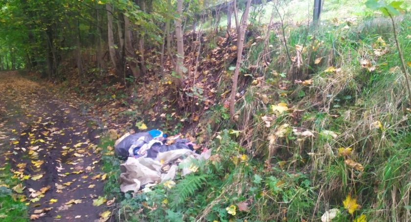 Zaśmiecała teren wzdłuż ul. Karkonoskiej. Namierzyli ją strażnicy