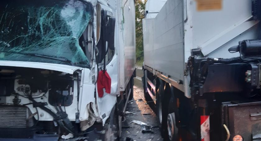 Zablokowana dk30! Zderzyły się dwa samochody ciężarowe.