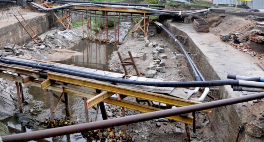 Remont mostu nad Młynówką przedłuży się
