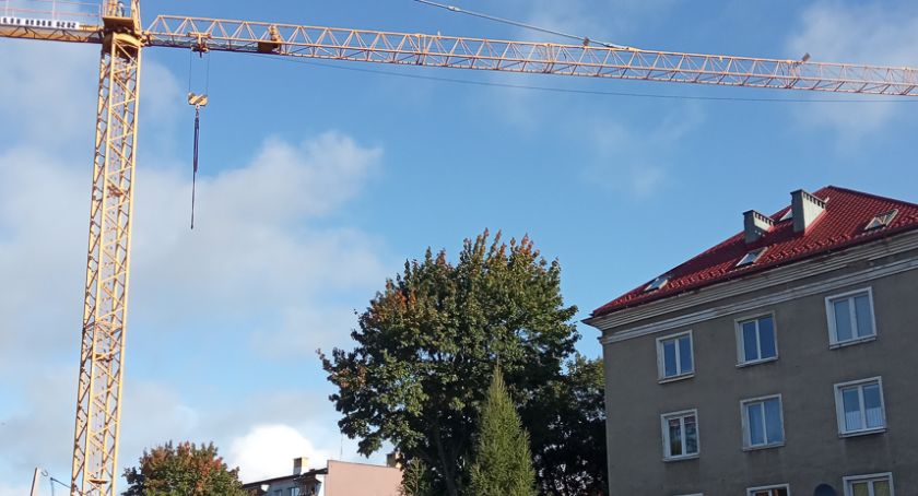 Jelenia Góra : Ramię dźwigu wisi nad blokiem. Mieszkańcy przerażeni.