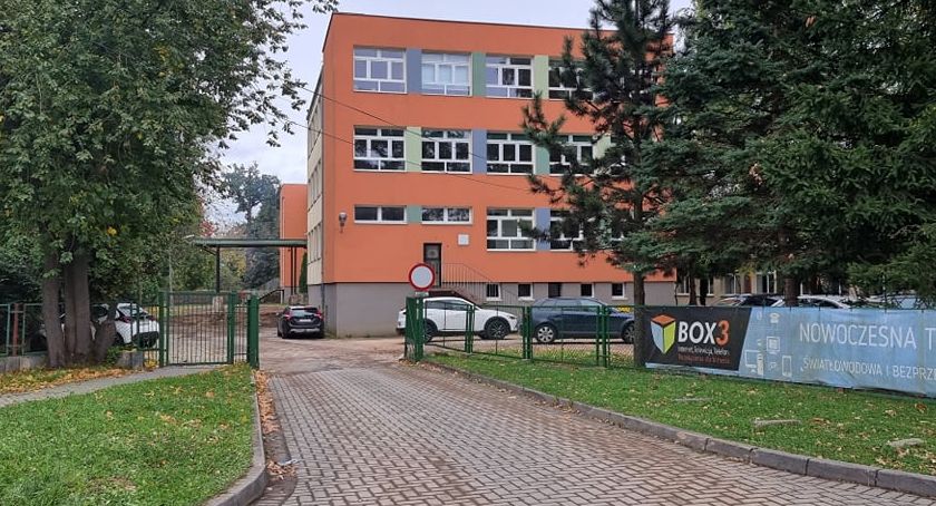 Wraca nauka zdalna w jeleniogórskiej podstawówce. Piętnastu nauczycieli na zwolnieniach lekarskich.