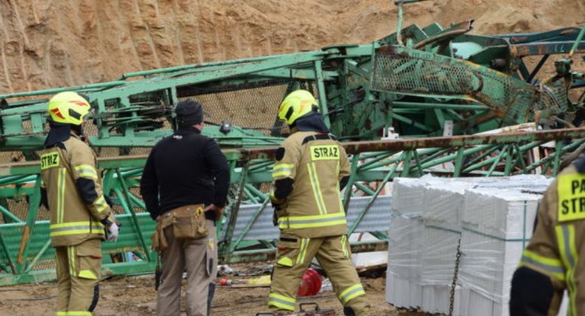 W Szklarskiej Porębie przewrócił się żuraw wieżowy. Operator zmarł w szpitalu.
