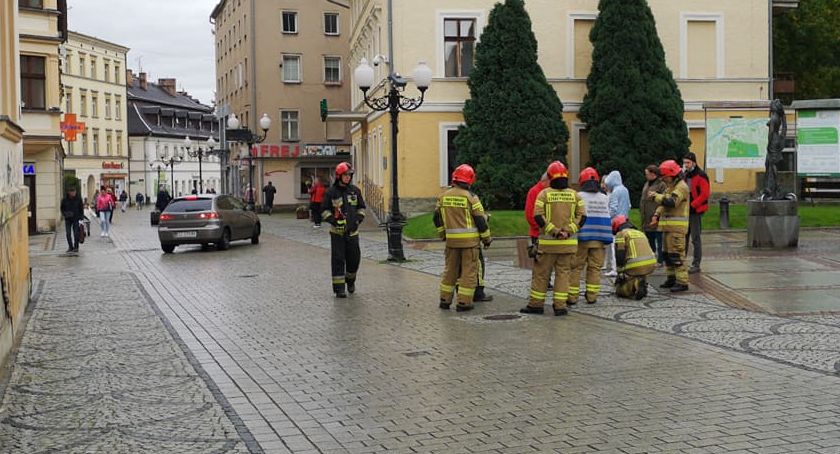 Interwencja przy ul. Cervi. Na miejscu straż pożarna i pogotowie gazowe.