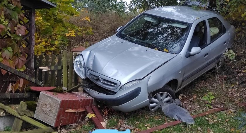 W Podgórzynie auto stoczyło się ze skarpy
