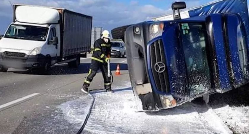 Podmuch wiatru przewrócił busa - zablokowana A4