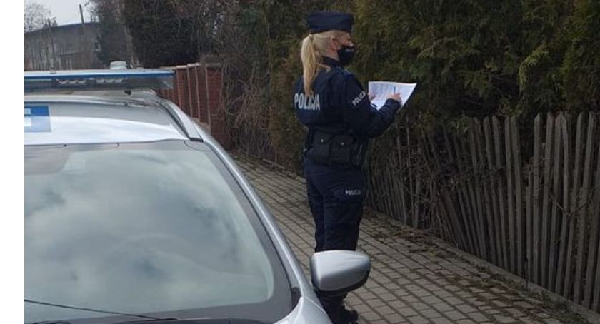 Policjanci sprawdzają czy przestrzegane są obowiązujące obostrzenia