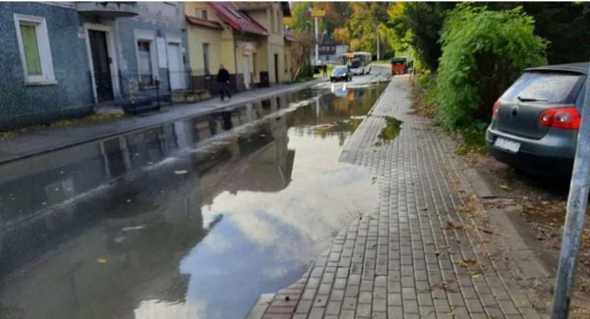 Zalana ulica i wybijające studzienki