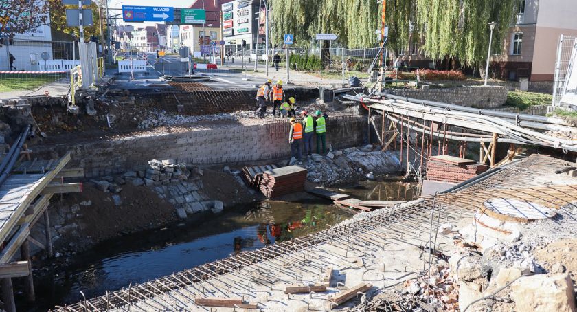 Remont mostu nad Młynówką w Jeleniej Górze. Będzie drożej i dłużej.