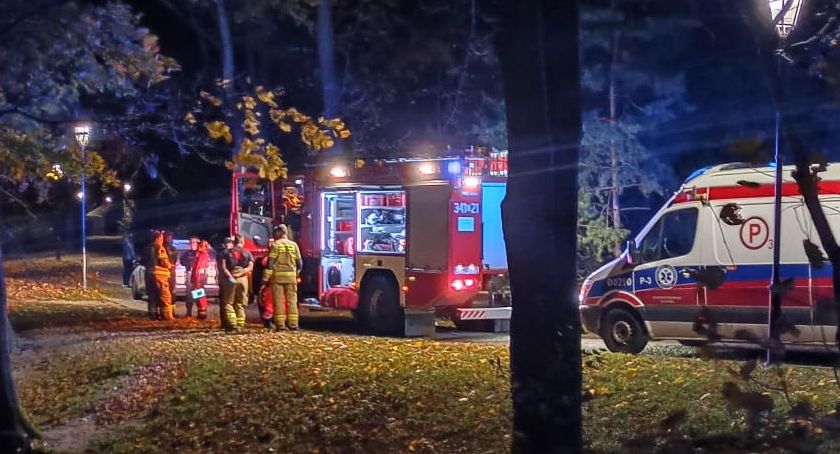Nagi mężczyzna w stawie w Parku Norweskim
