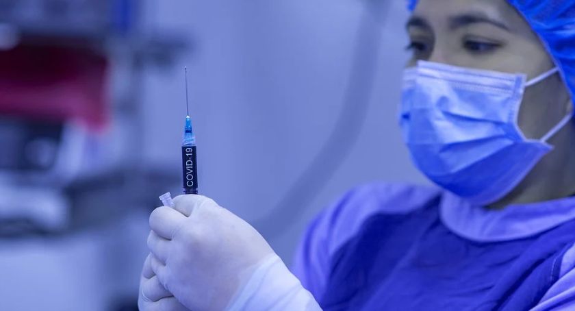 Dziś ruszyły szczepienia przeciw COVID trzecią dawką. Zaszczepisz się?