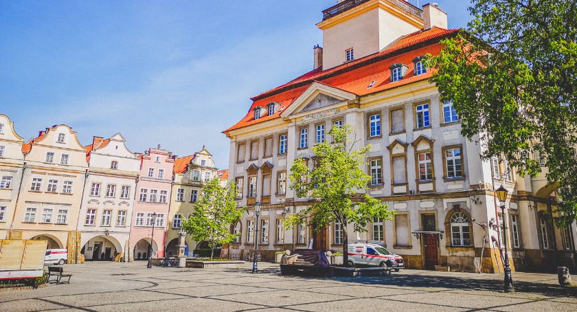 Miasto rozda flagi narodowe