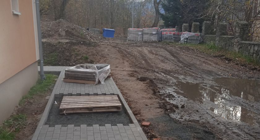 Uciążliwy remont ul. Jagiellońskiej w Kowarach. Mieszkańcy tracą cierpliwość