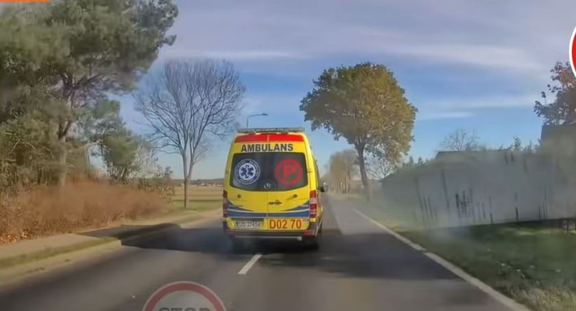 Kierowca karetki zajeżdżał drogę innym pojazdom. WIDEO