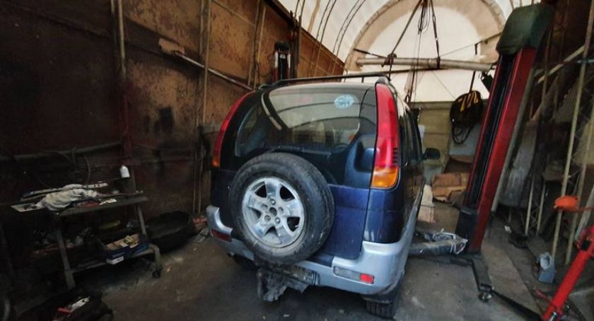 Złodziej pojazdu w rękach jeleniogórskich policjantów. Auto odzyskane